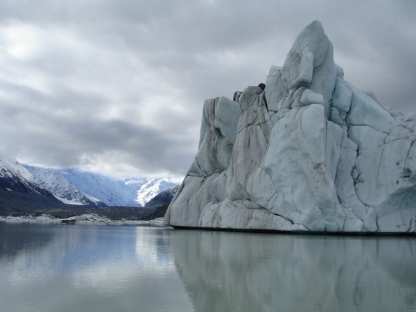 Massive iceberg in Tasman Lake